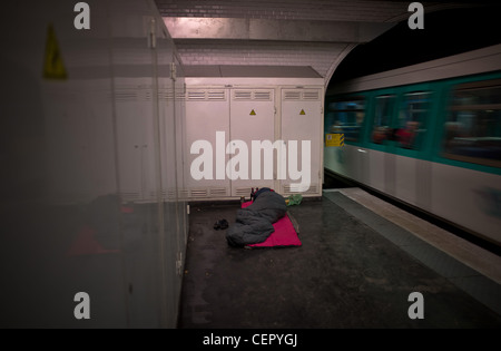 La pauvreté urbaine de Paris, les sans-abri dormant dans le métro de Paris Banque D'Images