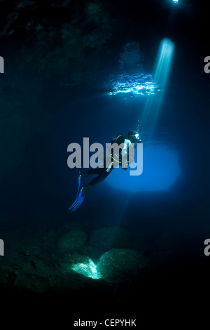 Scuba Diver Silhouette en Grotte Verte, l'île de Vis, Mer Adriatique, Croatie Banque D'Images