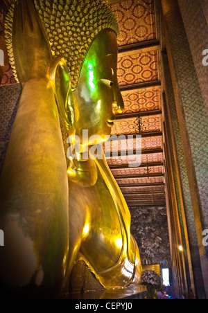 Image du bouddha en Thaïlande, Viharn du Bouddha couché, situé sur le site de Wat Pho à Bangkok, le Bouddha couché, de 46 m Banque D'Images