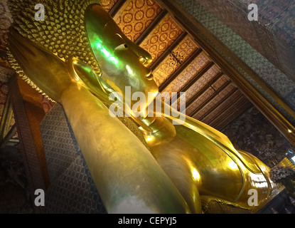Image du bouddha en Thaïlande, Viharn du Bouddha couché, situé sur le site de Wat Pho à Bangkok, le Bouddha couché, de 46 m Banque D'Images