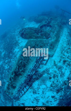 Scuba Diver à B 24 épave de l'avion, l'île de Vis, Mer Adriatique, Croatie Banque D'Images