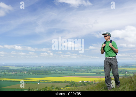 Un homme portant un sac à dos sur son dos, la randonnée dans les collines de Chiltern. Banque D'Images
