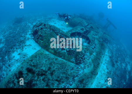 Scuba Diver à B 24 épave de l'avion, l'île de Vis, Mer Adriatique, Croatie Banque D'Images