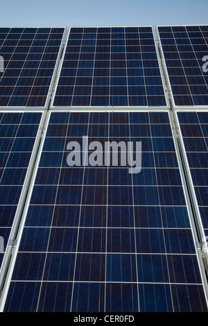 Nouvelle construction d'un système énergie solaire photovoltaïque, Suffolk, Angleterre Banque D'Images