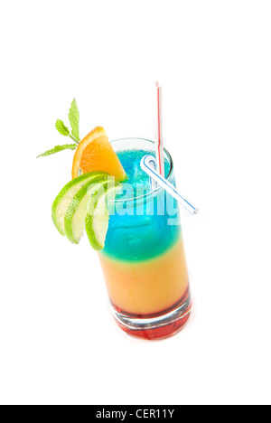 Boissons Cocktails avec citron vert, orange et menthe décorées isolé sur fond blanc Banque D'Images