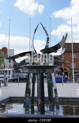 La fontaine des cygnes à Bancroft Gardens à proximité du Royal Shakespeare Theatre de Stratford-upon-Avon. Banque D'Images