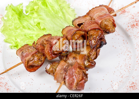 Kebab de foie de volaille emballés avec du bacon et la sauce à l'ail Banque D'Images