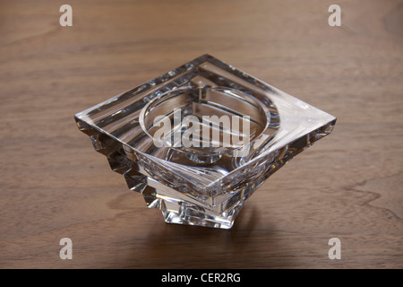Cercle carré vide avec verre clair détails cendrier sur table en bois Banque D'Images
