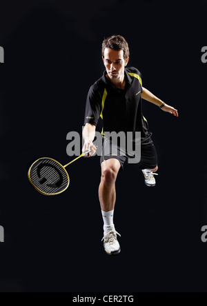 Portrait de Nathan Robertson, joueur de badminton champion du monde, se jette en avant pour récupérer un volant. Banque D'Images