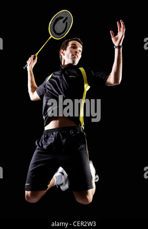 Joueur de badminton champion du monde, Nathan Robertson sauts pour un smash. Banque D'Images