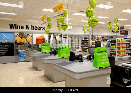 Affiche de l'intérieur à l'intérieur de Penkridge magasin coopératif, Staffordshire. Banque D'Images