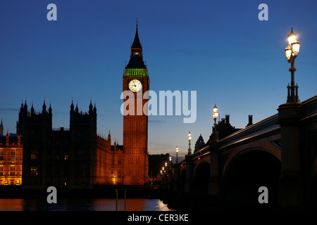 Chambres du Parlement dans la nuit vue de la rive sud. Banque D'Images