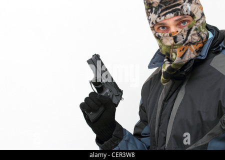 En colère à la homme masqué avec un revolver Banque D'Images