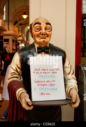 La taille d'un modèle de vie waiter holding tray un thé l'après-midi dans la publicité des prix de marché. Grainger Banque D'Images