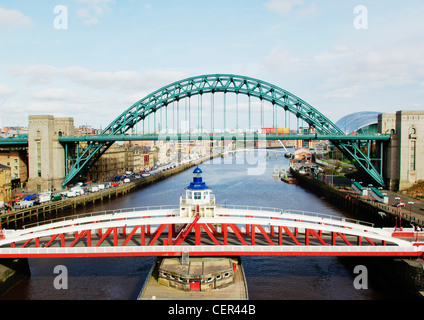 Une vue sur le pont Tyne et le pont tournant du High Level Bridge sur la rivière Tyne. Banque D'Images