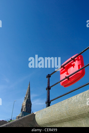 La vie rouge boîte sur garde-fous aux Cullercoats sur la côte. Banque D'Images