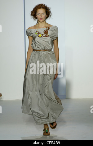 Milan Marni Modèle Printemps Été longs cheveux rouges attachés lâchement face off string porter autour du cou brun et jaune divers Banque D'Images