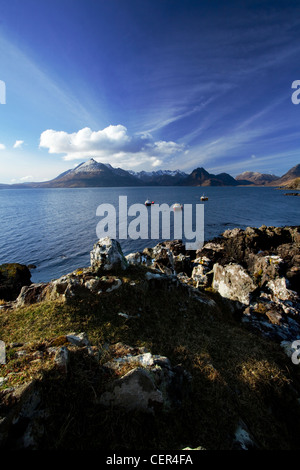 Une vue sur le Loch Scavaig vers les Cuillin ridge de l'île de Skye. Banque D'Images