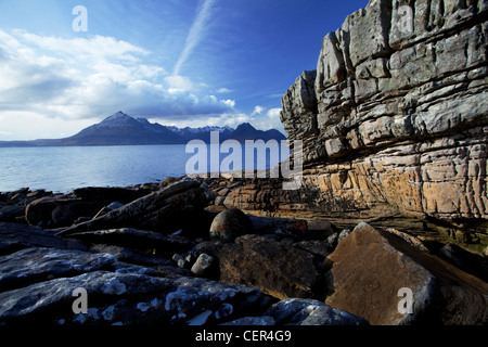 Une vue sur le Loch Scavaig vers les Cuillin ridge de l'île de Skye. Banque D'Images