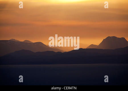 Vue au lever du soleil depuis le Quiraing vers les collines au loin sur le continent. Banque D'Images