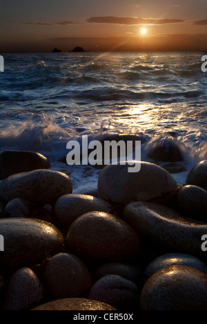 Coucher de soleil sur la mer vu de la plage de Porth Nanven, parfois appelé 'Dinosaur Beach' oeufs à cause de grand-D Banque D'Images