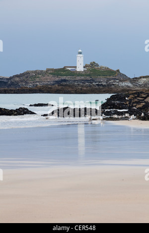 Godrevy lighthouse, construit en 1859 pour protéger les navires d'un récif appelé les pierres. Banque D'Images