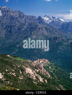 Hillside village de Montemaggiore avec vue sur les montagnes. La Balagne, Haute Corse, Corse, France. Banque D'Images