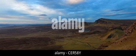 Une vue panoramique sur le Quiraing, un ancien glissement de terrain sur la péninsule de Trotternish, à l'aube. Banque D'Images