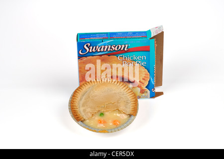 Tourte au poulet cuit Swanson plat le dîner avec emballage sur fond blanc d'isoler. Banque D'Images