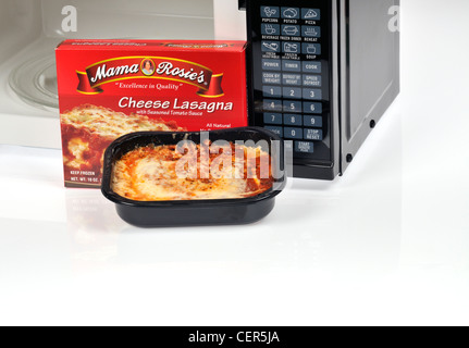 Des repas cuits prêts Mama Rosie lasagne fromage congelés dîner avec four micro-ondes ouvert USA Banque D'Images
