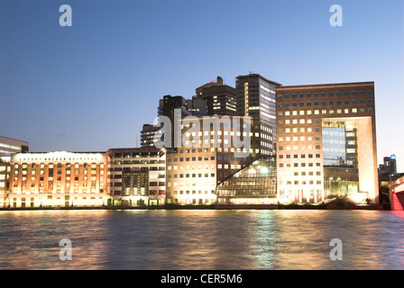 Une vue vers l'hôpital de London Bridge au coucher du soleil. Banque D'Images