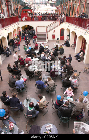 Les gens assis dans un café à Covent Garden. Banque D'Images