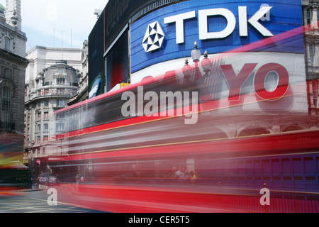 Les bus rouge dur passé Piccadilly Circus à Londres. Banque D'Images