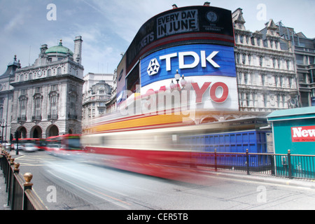 Les bus rouge dur passé Piccadilly Circus à Londres. Banque D'Images