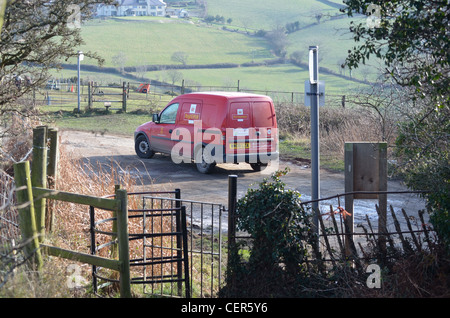 Royal mail delivery van dans cadre rural Banque D'Images