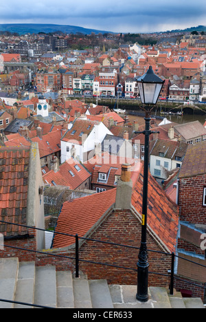 Une vue de l'étape sur les toits de la vieille ville de Whitby, dans le Yorkshire du Nord. Banque D'Images