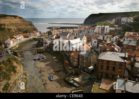 Une vue sur le village traditionnel de pêcheurs de Staithes depuis le nord du côté falaise. Banque D'Images