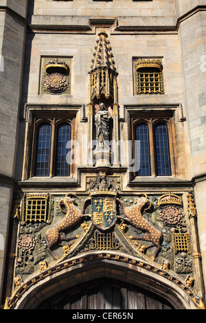 Detais au-dessus de la porte d'entrée avec les grandes portes du Christ's College, Université de Cambridge, England, UK Banque D'Images