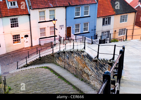 Le célèbre 199 marches menant vers la vieille ville de Whitby. Banque D'Images