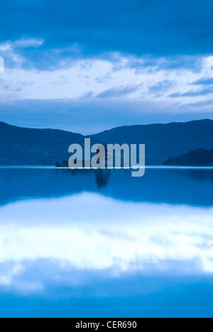 Réflexions avant le lever du soleil dans la calme surface de Ullswater dans le Lake District. Banque D'Images