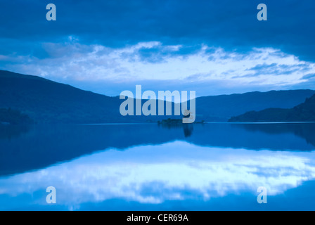 Réflexions avant le lever du soleil dans la calme surface de Ullswater dans le Lake District. Banque D'Images