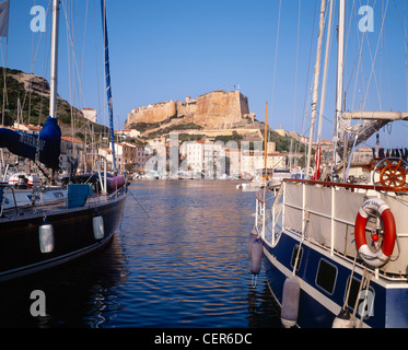 Bonifacio, Corse du Sud, Corse, France. La haute-ville et bastion de l'Etendard de la Marina. Banque D'Images