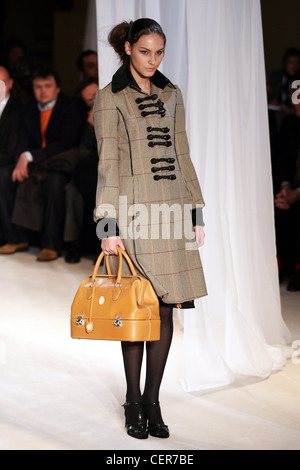 Trussardi Milan Prêt à Porter Automne Hiver manteau brun vérifié, grand sac en cuir et chaussures en t Banque D'Images