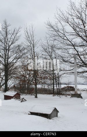 Un cimetière sur l'Île Madeline, recouvert de neige. Banque D'Images