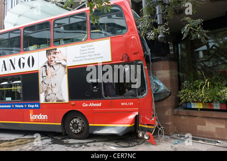 Accident de bus près de la Cathédrale St Paul. Billet à Londres représente plus d'un tiers de tous les voyages en Grande-Bretagne sur Banque D'Images