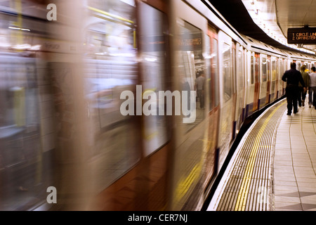 London Underground tube laissant une station. En dépit de son nom, près de 55  % du réseau est au-dessus du sol. Banque D'Images