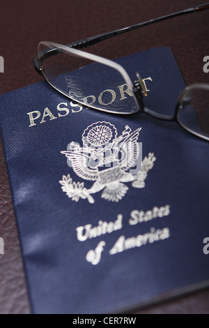 Un passeport des États-Unis d'Amérique avec une paire de lunettes Banque D'Images