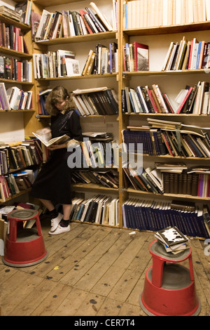 Librairie d'occasion de Quinto. L'atelier traite dans une gamme de meubles anciens et de livres de seconde main et d'un large éventail de titres militaires et de guerre Banque D'Images