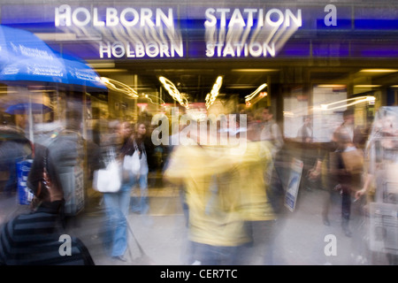 La station de métro Holborn à l'heure de pointe. La station a été ouverte par la Great Northern, Piccadilly & Brompton Railway en 1906. Banque D'Images