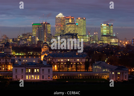 National Maritime Museum à Greenwich dans la nuit avec le London Docklands skyline en arrière-plan. Banque D'Images